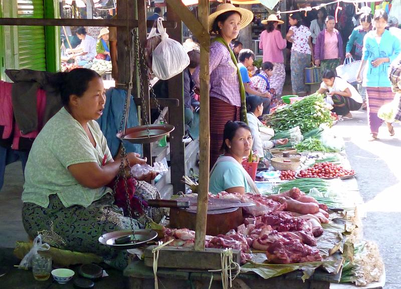 Burma III-045-Seib-2014.jpg - Market of Nyaungshwe (Photo by Roland Seib)